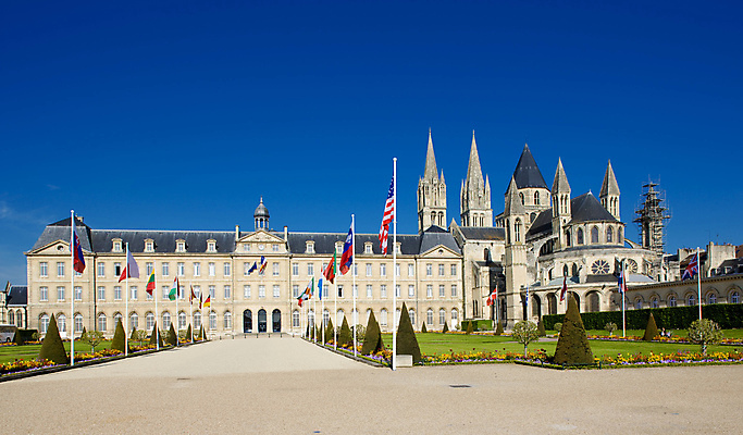 포토 JPG 해외이미지 외관 유럽 여행 고건축 건축양식 사람없음 야외 건물 교회 프랑스 깃발 도시 사찰 세계여행 역사 시력 타운 수도원 기념물 천연기념물 노르망디 로마네스크 서유럽 수녀원 옛날 회랑 해외202004 해외포토 건축물 건축 나라 종교건축 세계 복도 파일형식 이미지허브