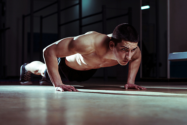 포토 JPG 해외이미지 백인 라이프스타일 남자 스포츠 청소년 근육 실내 건강 한명 신체부위 10대 운동 스트레칭 웨이트트레이닝 보디빌딩 바디케어 해외202004 해외포토 서양인 1 사람 내부 생활 헬스 파일형식 이미지허브
