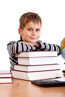 포토 JPG 해외이미지 백인 학생 교육 행복 어린이 남학생 과학 백그라운드 컨셉 교실 학교 탁자 수업 한명 미소 사람 앉기 소년 책 스터디 쌓기 공책 꿈 흰색 잡기 도서관 다발 읽기 책상 교과서 문학 흙더미 고립 지능 초보 해외202004 해외포토 서양인 1 남자 감정 컬러 가구 모션 문구용품 교재 표정 학습 흙 파일형식 더미 이미지허브