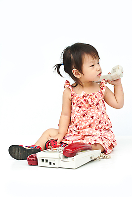 포토 JPG 해외이미지 백인 1 어린이 장난 놀이 엄마 한명 앉기 스마트폰 금발 외침 듣기 흰색 자녀 아기 잡기 고독 연결 작음 토론 전화기 가득함 호기심 바쁨 다이얼 길이 걸음마 고립 옛날 운영자 혼자 유일 해외202004 해외포토 서양인 헤어스타일 감정 컬러 컨셉 가족 모션 사람 핸드폰 스마트기기 소리 크기 파일형식 이미지허브