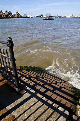포토 JPG 해외이미지 영어 유럽 길 여행 영국 잉글랜드 사람없음 물 강 경기장 도시 역사 런던 단계 템스강 해외202004 해외포토 자연요소 문자 나라 스포츠시설 파일형식 이미지허브