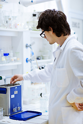 포토 JPG 해외이미지 백인 직업 1 응시 여자 남자 얼굴 과학 백그라운드 노동자 건강 병원 현미경 실험 한명 미소 사람 성인 스터디 약 머리 장비 의사 코트 흰색 업무 액체 기술자 실험실 과학자 플라스크 분석 생물학 비커 고립 돌봄 화학물질 화학자 의료성형뷰티 해외202004 해외포토 서양인 시선 교육 컬러 컨셉 의학 모션 표정 실험기구 신체부위 학습 외투 의료진 작업 화학 학자 파일형식 이미지허브