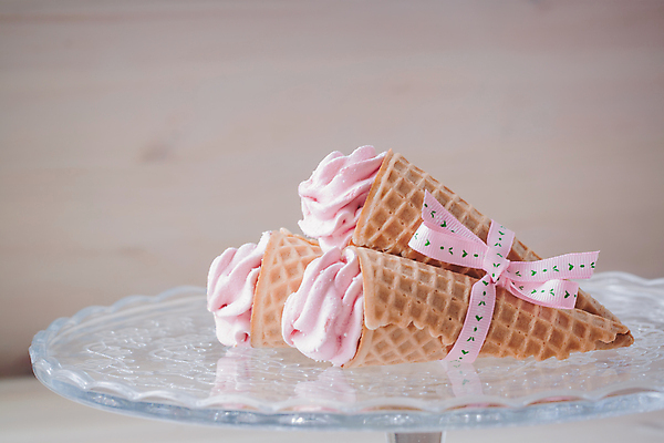 포토 JPG 해외이미지 음식 분홍색 백그라운드 공 유리 딸기 아이스크림 디저트 사탕 사람없음 여름 컬러풀 냉동 얼음 카페 우유 추위 흰색 대접 신선 달콤 맛 설탕 굽기 크림 오브젝트 메뉴 슬라이스 산딸기 레시피 원뿔 와플 내추럴 마시멜로우 세련 해외202004 해외포토 자연요소 도형 계절 컬러 컨셉 과일 재질 유제품 상점 구이 파일형식 이미지허브