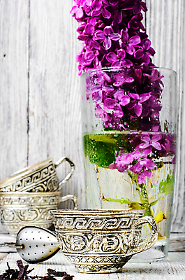 포토 JPG 해외이미지 꽃잎 꽃 음료 분홍색 꽃다발 탁자 아침 손잡이 사람없음 장식 컵 빛 금속 보라색 봄 머그컵 골동품 벚꽃 기구 나뭇가지 고급 차 은색 다발 철 제비꽃 아로마 라일락 스타일 해외202004 해외포토 주간 나무 식물 식기 계절 컬러 가구 컨셉 재질 파일형식 이미지허브