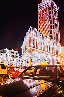 포토 JPG 해외이미지 교통시설 자동차 조명 거리 사람 사람없음 건물 장식 여름 산책 산책로 트럭 기둥 도시 저녁 아치 택시 지역 유흥 해외202004 해외포토 건축물 계절 건축 길 육상교통 교통 승용차 휴식 야간 시설 파일형식 이미지허브