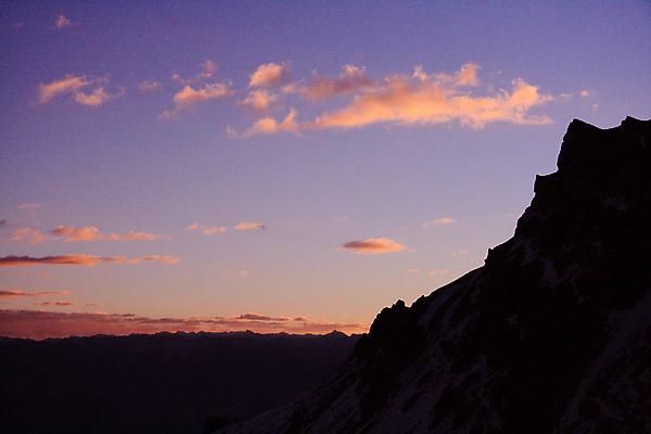 포토 JPG 해외이미지 여행 하늘 산 풍경 경사 사람없음 파란색 트래킹 하이킹 황무지 인도인 오르기 북쪽 울퉁불퉁 절정 히말라야 해외202004 해외포토 외국인 컬러 모션 레저 동양인 방향 파일형식 산맥 이미지허브