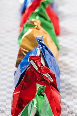 포토 JPG 해외이미지 전통 접시 산업 종이 음식 조각 다이어트 재료 포장 부분 디저트 요리 사람없음 초록색 파란색 노란색 케이크 보라색 달콤 맛 설탕 굽기 지중해 포르투갈 레시피 노른자 페스츄리 많음 해외202004 해외포토 식기 유럽 빵 바다 컬러 컨셉 건강 계란 구이 파일형식 이미지허브