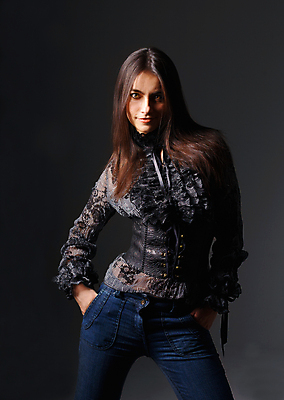 포토 JPG 해외이미지 모델 1 옷 여자 백그라운드 한명 사람 성인 세로 갈색 유행 검은색 어둠 청바지 코르셋 유일 해외202004 해외포토 컬러 바지 파일형식 이미지허브