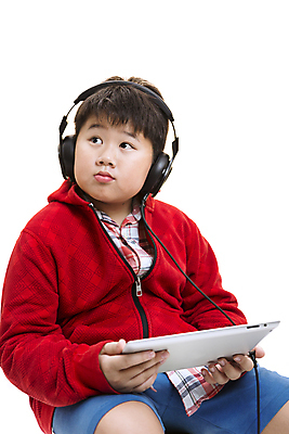 포토 JPG 해외이미지 1 교육 남자 행복 감정 얼굴 어린이 음악 남학생 백그라운드 노래 한국 한명 사람 동양인 소년 빨간색 세로 일본 헤드폰 중국 소리 기쁨 듣기 장비 흰색 작음 DJ 오디오 스테레오 결백 고립 팝 해외202004 해외포토 학생 아시아 컬러 음향기기 모션 문화예술 인종 신체부위 전자제품 크기 파일형식 이미지허브