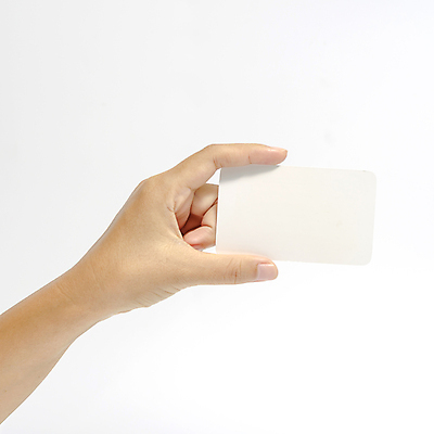 포토 JPG 해외이미지 손 종이 명함 실내 들기 신체부위 잡기 보여주기 목업 해외202004 해외포토 모션 사람 내부 파일형식 이미지허브
