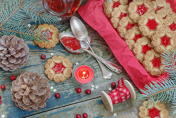 포토 JPG 해외이미지 리본 크리스마스 겨울 탁자 기념 사람없음 장식 빨간색 파티 쿠키 축제 나뭇가지 달콤 잼 크랜베리 해외202004 해외포토 나무 계절 기념일 열매 컬러 가구 디저트 이벤트 소스_음식 맛 파일형식 이미지허브