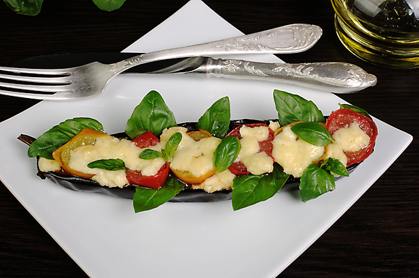 포토 JPG 해외이미지 그릇 음식 조각 토마토 재료 부분 가지 치즈 건강 요리 사람없음 주방 저녁식사 샐러드 고명 자르기 굽기 먹기 상쾌 바질 점심식사 해외202004 해외포토 식기 감정 채소 모션 유제품 식사 구이 파일형식 이미지허브