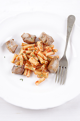 포토 JPG 해외이미지 식기 접시 음식 포크 토마토 파스타 건강 육류 요리 사람없음 빨간색 흰색 맛 허브 레시피 칠면조 마카로니 백리향 해외202004 해외포토 식물 컬러 컨셉 채소 식재료 조류 서양음식 파스타면 파일형식 이미지허브