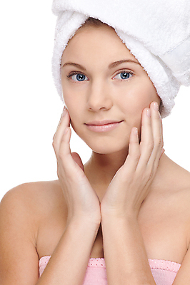 포토 JPG 해외이미지 얼굴 한명 미소 수건 화장품 입 피부 만들기 바디케어 위생관리 해외202004 해외포토 1 모션 표정 관리 사람 신체부위 위생용품 뷰티 파일형식 이미지허브