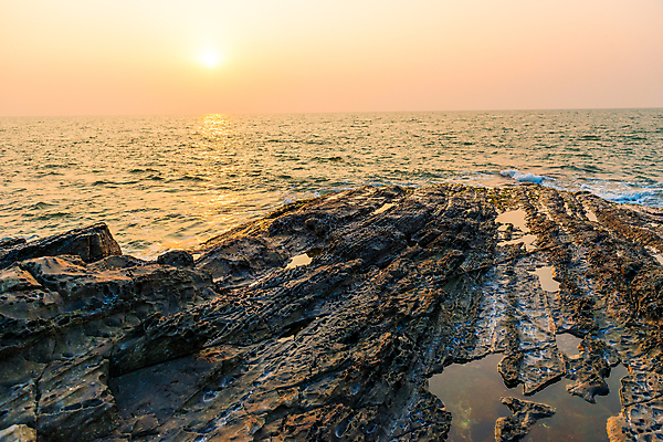 포토 JPG 해외이미지 파도 바다 섬 여행 오렌지 자연 하늘 풍경 해변 사람없음 야외 물 여름 빛 햇빛 태양 노란색 일출 냉동 새벽 바위 만 화산 용암 석호 지질학 수평선 해외202004 해외포토 자연요소 계절 교육 컬러 과일 산 노을 돌_바위 생태계 파일형식 이미지허브