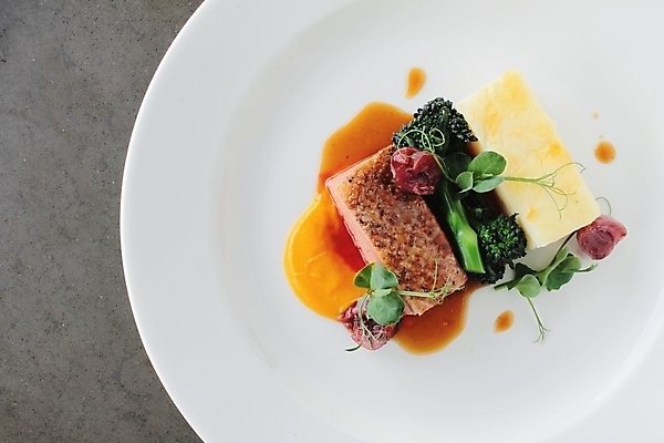 포토 JPG 해외이미지 그릇 계절 음식 감자 오리 육류 요리 사람없음 식사 저녁식사 브로콜리 가슴 굽기 먹기 점심식사 해외202004 해외포토 식기 채소 식재료 모션 조류 신체부위 구이 파일형식 이미지허브