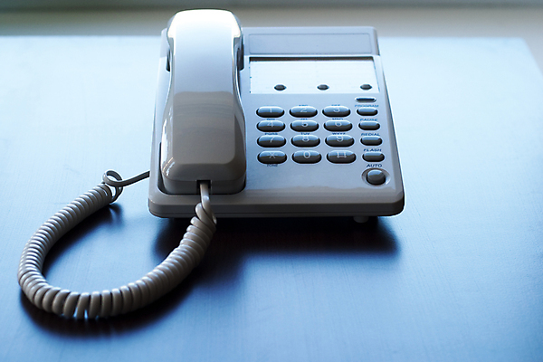 포토 JPG 해외이미지 회사 비즈니스 통신 탁자 사람없음 스마트폰 사무실 기계 장비 흰색 반지 업무 메시지 코드 연결 전화기 전자 철사 부름 다이얼 소통 경영 키패드 해외202004 해외포토 컬러 가구 컨셉 장신구 모션 핸드폰 스마트기기 작업 파일형식 이미지허브