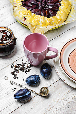 포토 JPG 해외이미지 전통 과일 탁자 디저트 사람없음 여름 케이크 빵집 가을 시골 설탕 굽기 반죽 자두 타르트 페스츄리 핸드메이드 해외202004 해외포토 계절 음식 빵 가구 상점 구이 파이_빵 파일형식 이미지허브