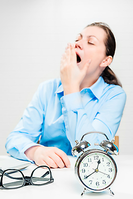 포토 JPG 해외이미지 백인 직업 여자 시계 비즈니스 탁자 노동자 스트레스 피곤 한명 사람 성인 노트북 컴퓨터 사무실 슬픔 시간 잠 업무 비즈니스우먼 좌절 종업원 책상 경영자 두통 공포 하품 비서 문제 야근 압력 우울증 위기 해외202004 해외포토 서양인 1 감정 가구 컨셉 전자제품 작업 직장인 질병 리더 생리현상 파일형식 이미지허브