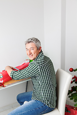 포토 JPG 해외이미지 나무 백인 모델 손 응시 행복 리본 종이 크리스마스 탁자 휴가 선물 한명 미소 장식 가로 카메라 놀람 기쁨 덮개 재산 준비 주기 번 옛날 포장소품 해외202004 해외포토 서양인 식물 1 시선 기념일 감정 빵 가구 포장 모션 표정 사람 신체부위 금융 전자제품 뚜껑 오브젝트 포장재료 파일형식 이미지허브