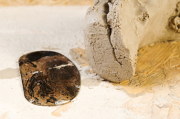 포토 JPG 해외이미지 전통 손 교육 문화 어린이 지도 2 가이드 부분 손가락 학교 놀이 기술 창조 미술 사람 성인 사람없음 야외 햇빛 갈색 강사 조끼 업무 도움 바퀴 도자기 가르침 서식 만들기 점토 진흙 토기 장인 조형 도예가 돌리기 되감기 라트비아 헬프 연습생 해외202004 해외포토 직업 컬러 컨셉 모션 문화예술 북유럽 신체부위 태양 외투 작업 용기_그릇 연습 파일형식 이미지허브