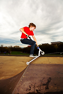 포토 JPG 해외이미지 라이프스타일 손 공원 남자 행복 어린이 스포츠 포즈 장난 모션 놀이 건강 한명 사람 경사 소년 야외 공중 청춘 장난감 운동 갈색 점프 기쁨 장비 스케이트 스쿠터 비행 표현 승차 묘기 속도 스케이트장 해외202004 해외포토 1 공공시설 감정 스포츠용품 컬러 컨셉 스포츠시설 생활 신체부위 오토바이 파일형식 이미지허브