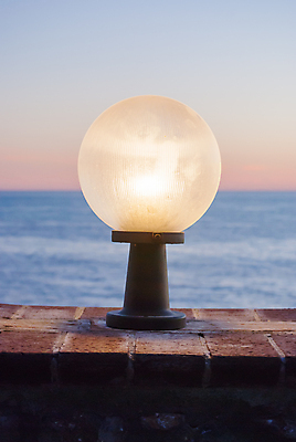 포토 JPG 해외이미지 바다 불 휴가 휴식 파노라마 풍경 해변 사람없음 빛 식당 저녁식사 일몰 등불 램프 만 야간 저녁 내추럴 해외202004 해외포토 자연요소 컨셉 조명 촬영기법 노을 상점 식사 파일형식 이미지허브