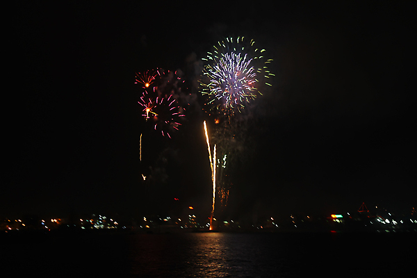 포토 JPG 해외이미지 기념일 행복 백그라운드 하늘 불 추상 휴가 불꽃 새로움 기념 폭죽 이벤트 사람없음 빨간색 빛 컬러풀 노란색 파티 검은색 축제 어둠 축하 야간 폭발 연도 7월 독립 해외202004 해외포토 자연요소 감정 컬러 컨셉 무늬 날짜 파일형식 이미지허브