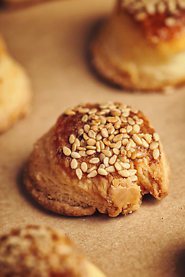 포토 JPG 해외이미지 종이 음식 치즈 사람없음 갈색 주방 빵집 껍질 신선 닫기 맛 아침식사 상품 작음 굽기 깨 머핀 레시피 번 짠맛 채식주의자 페스츄리 핸드메이드 해외202004 해외포토 빵 컬러 컨셉 식재료 모션 유제품 상점 식사 조미료 크기 구이 채식 파일형식 이미지허브