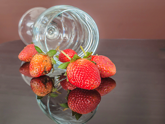 포토 JPG 해외이미지 접시 열매 음식 백그라운드 잎 유리 딸기 사람없음 빨간색 초록색 흰색 신선 투명 그룹 닫기 오브젝트 날것 흙더미 유일 해외202004 해외포토 식물 식기 컬러 과일 모션 재질 흙 파일형식 더미 이미지허브