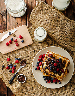 포토 JPG 해외이미지 접시 열매 음식 백그라운드 과일 딸기 아침 디저트 주택 바나나 건강 사람없음 빨간색 갈색 과자 초콜릿 얼음 식사 빵집 우유 흰색 대접 신선 황금 달콤 맛 아침식사 굽기 먹기 크림 유기농 블루베리 날것 벨기에 산딸기 시럽 와플 내추럴 고립 바이오 페스츄리 해외202004 해외포토 주간 자연요소 식물 식기 웰빙 빵 컬러 컨셉 모션 유제품 건물 상점 구이 서유럽 파일형식 이미지허브