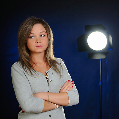 포토 JPG 해외이미지 백인 1 응시 여자 얼굴 백그라운드 실내 건강 한명 사람 성인 파란색 빛 화장품 회색 화려 우아함 눈썹 슛 스포트라이트 아이섀도 길이 심각 해외202004 해외포토 서양인 시선 컬러 컨셉 내부 신체부위 뷰티 파일형식 이미지허브