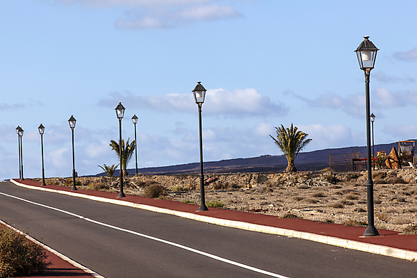 포토 JPG 해외이미지 도로 섬 무늬 하늘 새로움 거리 아파트 주택 협상 풍경 사람없음 건물 파란색 램프 스페인 재산 횡단보도 번개 땅 사인 지역 개발 그만 식민지 해외202004 해외포토 건축물 유럽 길 컬러 컨셉 비즈니스 교통시설 날씨 조명 금융 보행로 파일형식 이미지허브