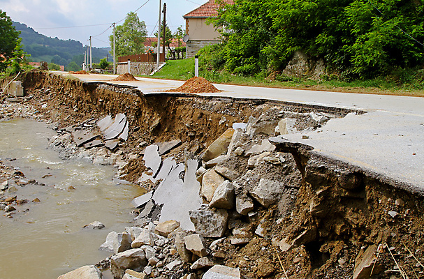 포토 JPG 해외이미지 도로 자연 안전 사람없음 강 환경 힘 손상 시골 파편 위험 홍수 부식 좁은 재앙 해외202004 해외포토 길 컨셉 교통시설 자연재해 생태계 파일형식 이미지허브