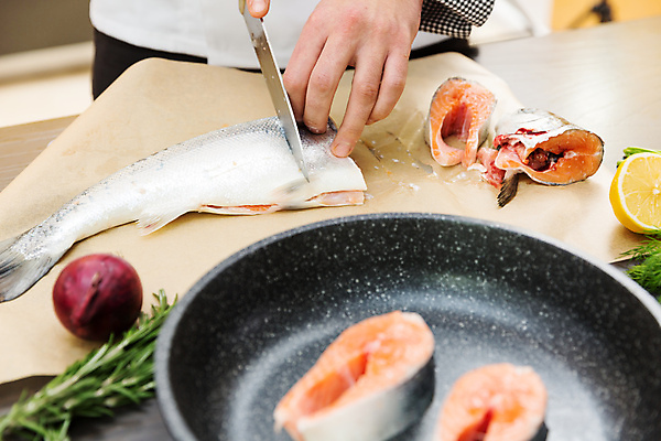 포토 JPG 해외이미지 손 음식 조각 탁자 건강 어류 스테이크 요리 사람없음 주방 식당 요리사 식사 신선 자르기 지중해 레몬 허브 해산물 향신료 준비 날것 연어 점심식사 해외202004 해외포토 식물 직업 바다 가구 과일 모션 서양음식 신체부위 상점 수중동물 향미료 파일형식 이미지허브