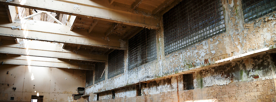 포토 JPG 해외이미지 산업 벽 백그라운드 건축양식 창문 공장 유리 벽돌 직장 사람없음 내부 건물 빛 금속 검은색 어둠 수확 도시 폐기물 위험 버리기 창고 복고 먼지 낭비 구식 그런지 깨짐 방치 썩음 옛날 철강 파멸 해외202004 해외포토 건축물 건축 컬러 컨셉 농업 회사 공업 모션 재질 쓰레기 파일형식 소멸 이미지허브