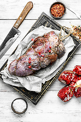 포토 JPG 해외이미지 잡화 조각 과일 부분 건조 육류 돼지고기 스테이크 비프스테이크 사람없음 빨간색 소고기 시골 신선 양념 낟알 자르기 허리 향신료 준비 날것 소금 석류 후추 로즈메리 송아지 등심 생식 송아지고기 핸드메이드 해외202004 해외포토 새끼 컬러 식재료 모션 서양음식 신체부위 소 허브 향미료 파일형식 이미지허브