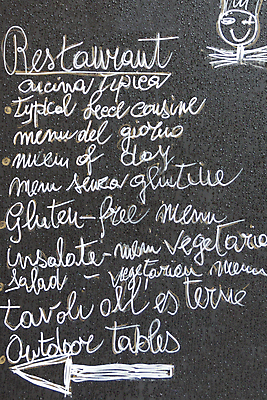 포토 JPG 해외이미지 접시 음식 프레임 요리 사람없음 야외 옆모습 식당 검은색 식사 저녁식사 칠판 이탈리아 카페 유로 술집 가격 먹기 메뉴 분필 윤곽 점심식사 목차 해외202004 해외포토 식기 유럽 뷰포인트 컬러 돈 모션 상점 초크 파일형식 이미지허브