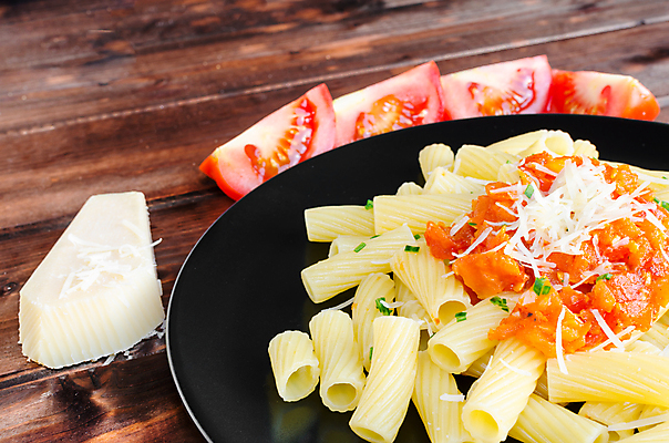 포토 JPG 해외이미지 접시 유럽 리본 음식 백그라운드 잎 다이어트 토마토 채소 유리 탁자 치즈 파스타 건강 마늘 스파게티 육류 요리 사람없음 목재 빨간색 파란색 식당 계란 식사 저녁식사 이탈리아 흰색 면 사발 맛 밀 지중해 유기농 후추 바질 점심식사 해외202004 해외포토 나무 식물 식기 웰빙 나라 바다 컬러 가구 컨셉 식재료 재료 재질 유제품 곡류 서양음식 상점 알 사기그릇 향신료 파일형식 이미지허브