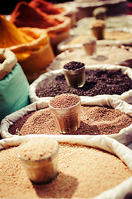 포토 JPG 해외이미지 전통 아시아 문화 여행 패턴 오렌지 아프리카 고추 파프리카 건조 요리 동양인 사람없음 빨간색 컬러풀 노란색 세일 상점 시장 구매 가루 먹기 허브 향신료 매움 향 후추 카레 소매 모로코 매각 사프란 시나몬 아랍어 이국적 힌두교 해외202004 해외포토 식물 나라 종교 음식 컬러 무늬 채소 과일 모션 인종 쇼핑 맛 향미료 파일형식 이미지허브