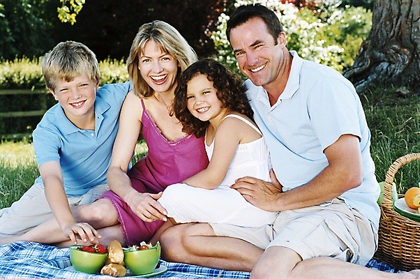 포토 JPG 해외이미지 백인 공원 여자 남자 딸 행복 아들 어린이 음식 40대 중년 밭 다이어트 가족 엄마 함께함 사랑 미소 사람 여러명 야외 가로 여름 소풍 침묵 시골 사발 아빠 바게트 먹기 언니 남동생 해외202004 해외포토 서양인 계절 공공시설 감정 빵 다수 컨셉 농업 관계 모션 표정 건강 성인 야외활동 소리 사기그릇 자매 동생 파일형식 이미지허브