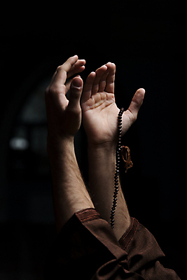 포토 JPG 해외이미지 라이프스타일 손 옷 남자 종교 청소년 한명 믿음 검은색 기도 영혼 이슬람교 실크 심볼 명상 모스크 신성 시범 아랍어 해외202004 해외포토 1 감정 컬러 사람 생활 신체부위 직물 파일형식 이미지허브