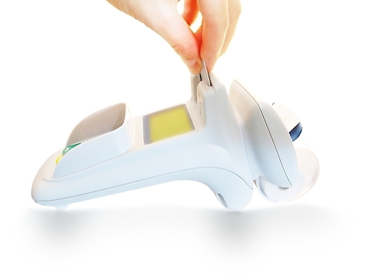 포토 JPG 해외이미지 손 남자 이동 돈 사람 성인 사람없음 경제 쇼핑 판매 상점 키보드 잡기 비즈니스맨 신용카드 암호 구매 플라스틱 계산대 고객 시작 상업 결제 언론 소매 고립 매각 인출 체크아웃 키패드 터미널 비용 해외202004 해외포토 컨셉 비즈니스 모션 재질 신체부위 금융 직장인 재산 파일형식 이미지허브