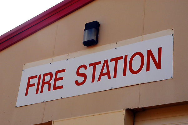 포토 JPG 해외이미지 불꽃 매달리기 안전 사람없음 건물 빨간색 장비 종 긴급 업무 구출 역 호주 보호 모닥불 소방관 서비스 서쪽 차고 헬프 화상 해외202004 해외포토 건축물 컬러 컨셉 교통시설 모션 불 작업 도움 오세아니아 상처 구조원 소방 방향 파일형식 이미지허브