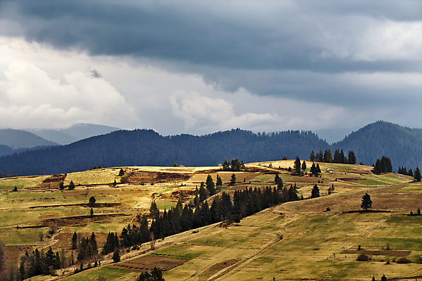 포토 JPG 해외이미지 구름 계절 여행 자연 하늘 날씨 산 주택 풍경 사람없음 초록색 여름 노란색 마을 환경 계곡 어둠 봄 숲 4월 5월 땅 언덕 폭풍 통과 흐림 뇌우 우크라이나 수평선 효과 해외202004 해외포토 자연요소 유럽 컬러 건물 날짜 생태계 파일형식 이미지허브