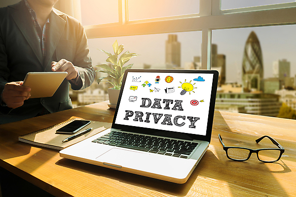 포토 JPG 해외이미지 학생 선 인터넷 비즈니스 주택 경비 안전 사람없음 빨간색 컴퓨터 사무실 디지털 스크린 모니터 자료 업무 작업 네트워크 암호 보호 위험 디자이너 비밀 무선전화기 책상 분석 검색 문서 보안 시스템 온라인 자원 백신 사생활 서버 해외202004 해외포토 직업 컬러 가구 컨셉 의학 건물 전자제품 전화기 파일형식 이미지허브