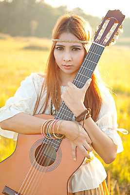 포토 JPG 해외이미지 1 여자 행복 문화 음악 밭 자연 놀이 한명 서기 사람 성인 야외 10대 초록색 여름 유행 산책 음악가 가수 자유 수확 기구 기타 복고 기타리스트 집시 히피 스타일 해외202004 해외포토 직업 계절 감정 컬러 컨셉 농업 모션 청소년 현악기 문화예술 휴식 연주자 생태계 파일형식 이미지허브