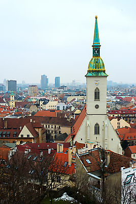 포토 JPG 해외이미지 나무 외관 유럽 건축양식 지붕 거리 주택 안테나 파노라마 사람없음 강 도시풍경 성당 교회 탑 황혼 천주교 도시 중세 역사 도심 장면 지역 타운 S 동쪽 스카이라인 고딕 다뉴브강 바실리카 브라티슬라바 슬로바키아 옛날 해외202004 해외포토 식물 건축물 알파벳 건축 나라 종교 통신 종교건축 촬영기법 풍경 건물 일몰 방향 파일형식 이미지허브