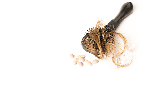 포토 JPG 해외이미지 사람없음 뷰티 알약 머리카락 머리빗 흰배경 헤어관리 두피케어 치료제 탈모 탈모클리닉 해외202004 탈모예방 숱 해외포토 백그라운드 약 머리 흰색 미용용품 예방 클리닉 증상 파일형식 이미지허브