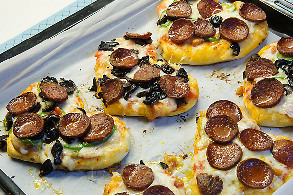 포토 JPG 해외이미지 토마토 채소 치즈 피자 쟁반 육류 사랑 요리 사람없음 숫자 주방 저녁식사 놀람 빵집 고통 소시지 아침식사 컨테이너 계산대 소중 준비 올리브 반죽 롤러 후추 버터 패티 점심식사 sos 곰팡이 특별함 페스츄리 페퍼로니 해외202004 해외포토 문자 열매 감정 산업 빵 컨셉 식재료 유제품 패스트푸드 서양음식 표정 상점 식사 가공식품 향신료 구조요청 파일형식 이미지허브